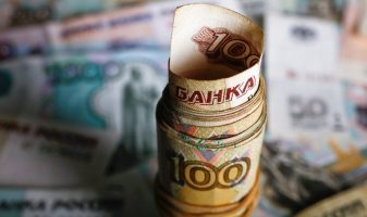 Рубль слабо реагирует на движение нефтяных котировок и остается стабилен по отношению к доллару