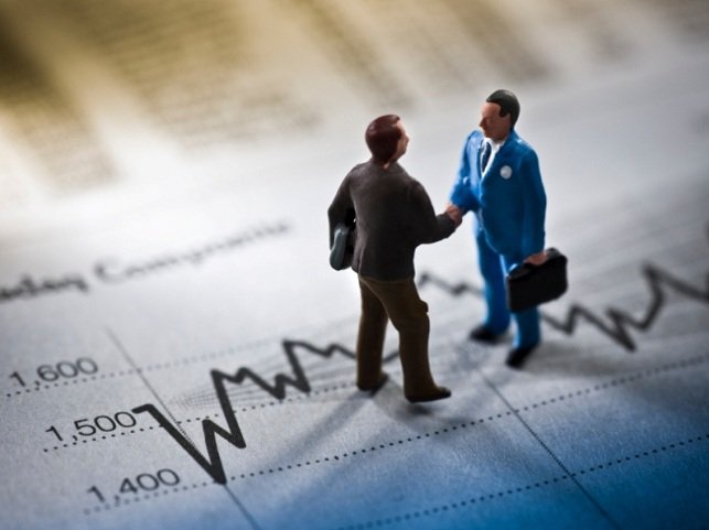 Handshake financial deal concept